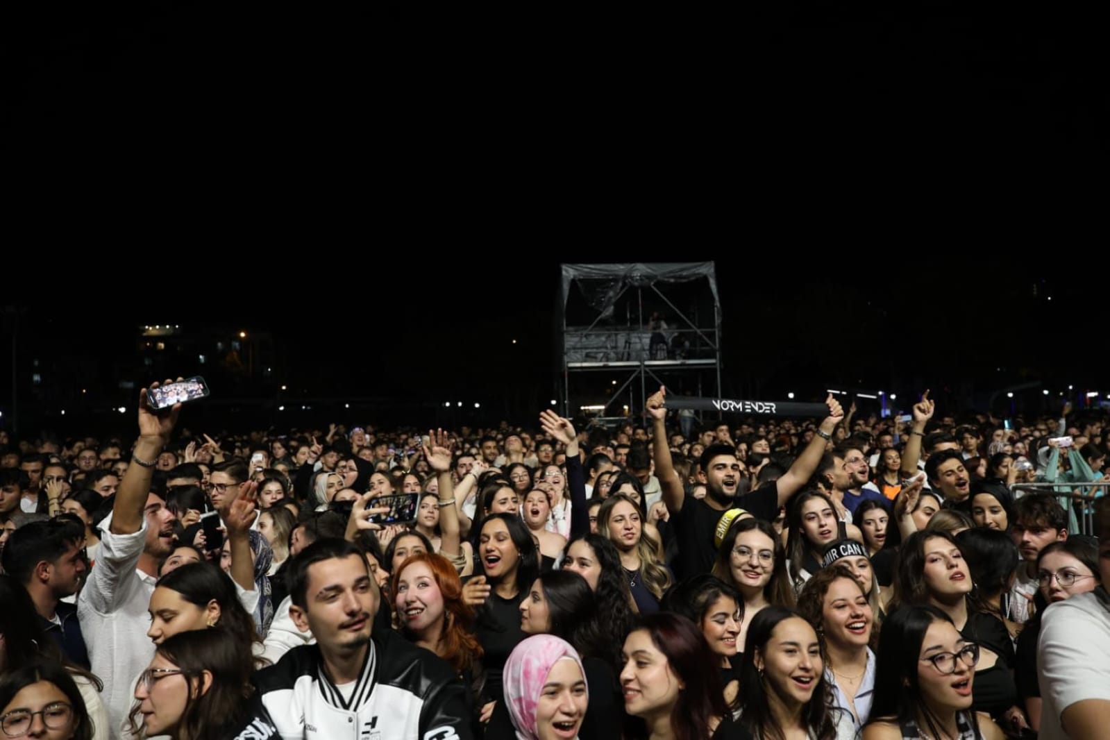 BAŞKAN ÇERÇİOĞLU SEVİLEN SANATÇILARI GENÇLERLE BULUŞTURMAYA DEVAM EDİYOR