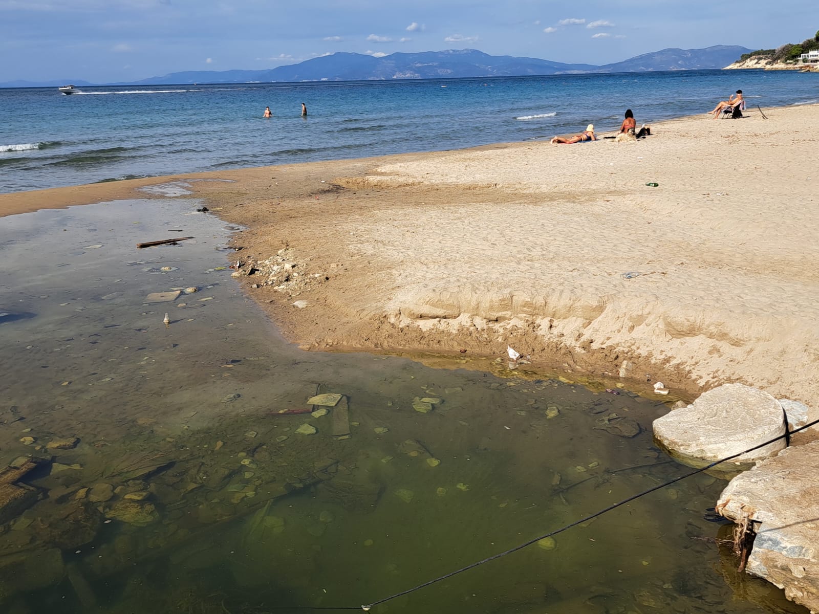 Kuşadası’nın Gözde Plajında Çirkin Manzara: Kadınlar Denizi’nde “Lağım Akıyor” İddiası