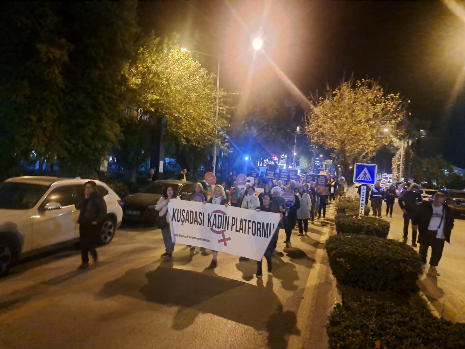 Kuşadası’nda 25 Kasım Gece Yürüyüşü: “İstanbul Sözleşmesi Yaşatır, Uygulansın”