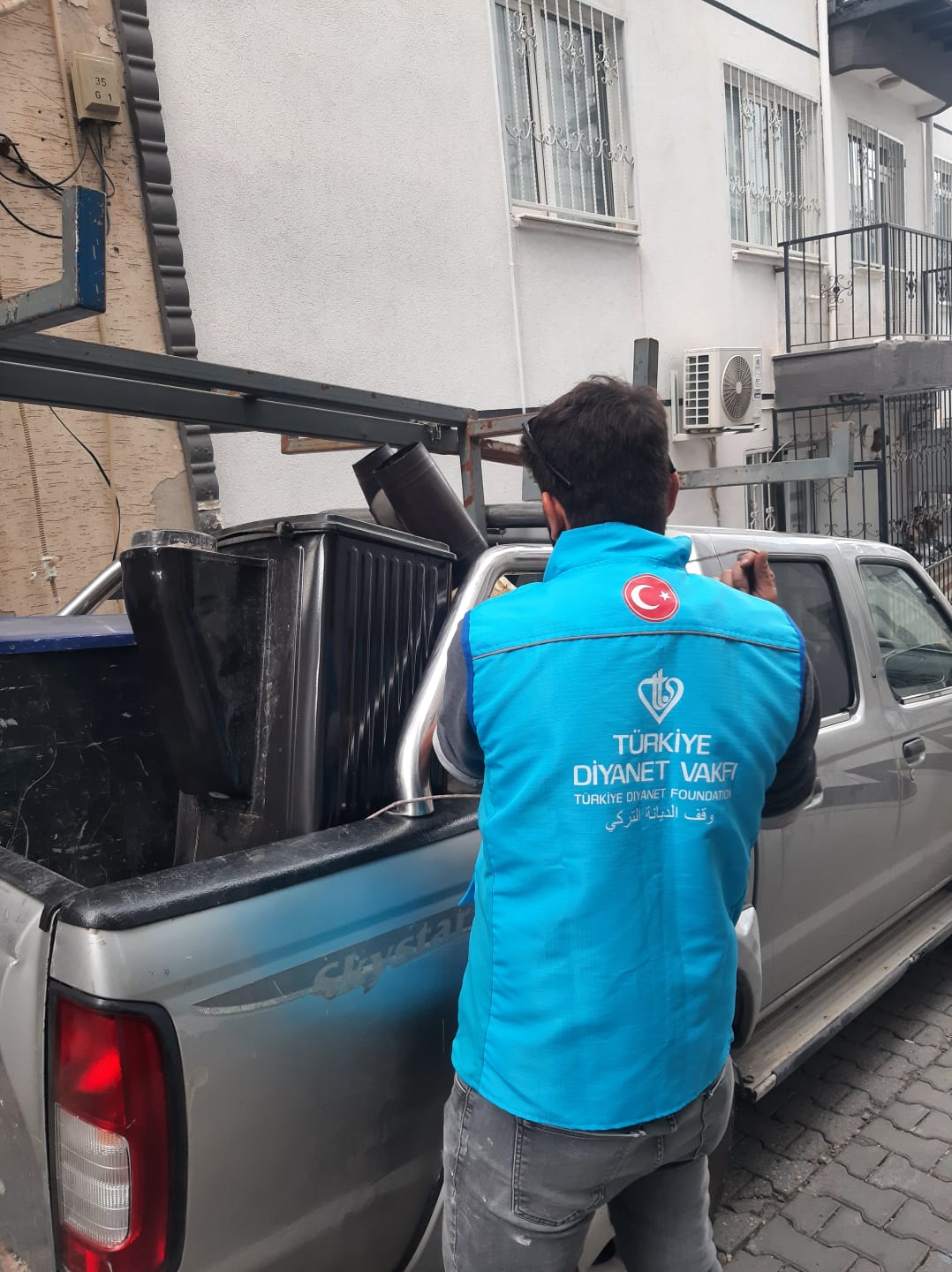 Kuşadası’nda “Ekibini Kur, İyilikle Dönüştür” Projesi İhtiyaç Sahibi Aileye Kış Desteği