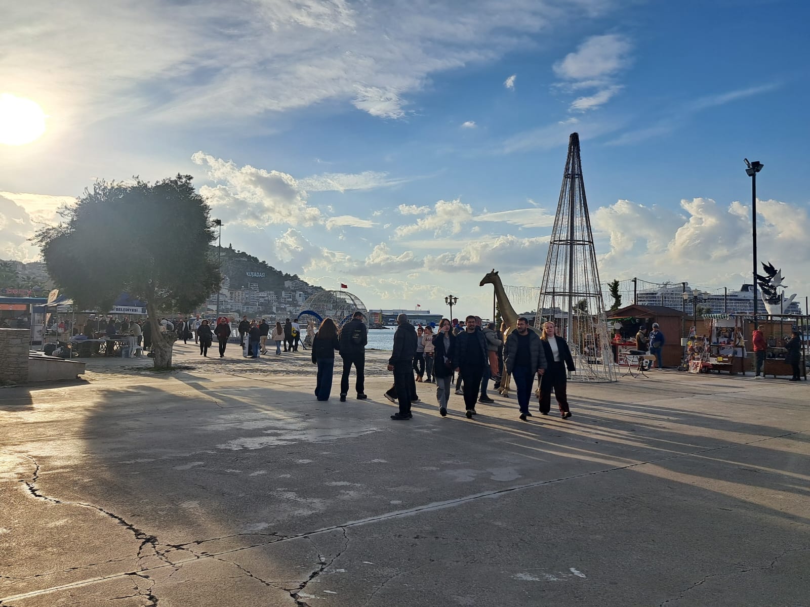 Kuşadası’nda Yeni Yıl Sonrası Pazar Coşkusu: Sahiller, Çarşı ve Liman Doldu Taştı