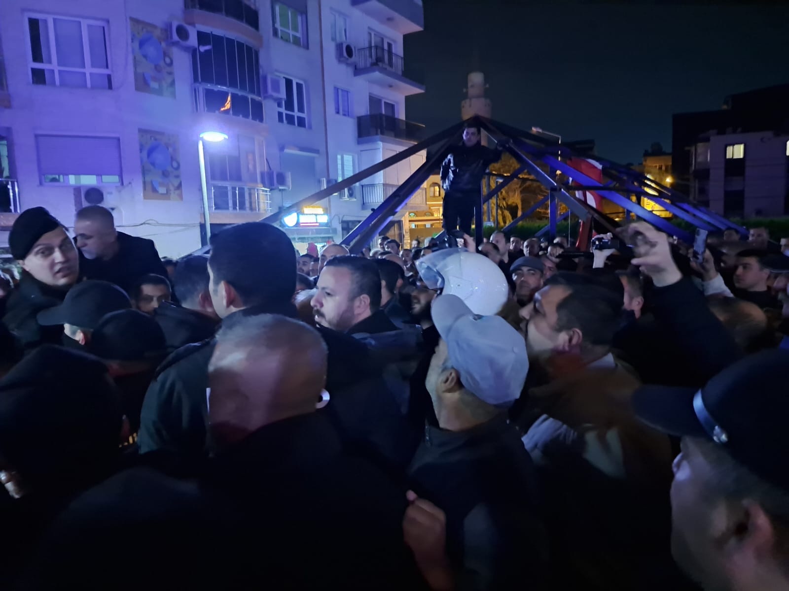 KUŞADASI’NDA OTOPARKTA KAÇAK YAPI MÜDAHALESİ GERGİNLİĞE DÖNÜŞTÜ