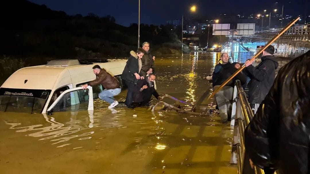 Kuşadası’nda Sel Felaketi: Minibüste Can Pazarı, 20 Kişi Son Anda Kurtarıldı
