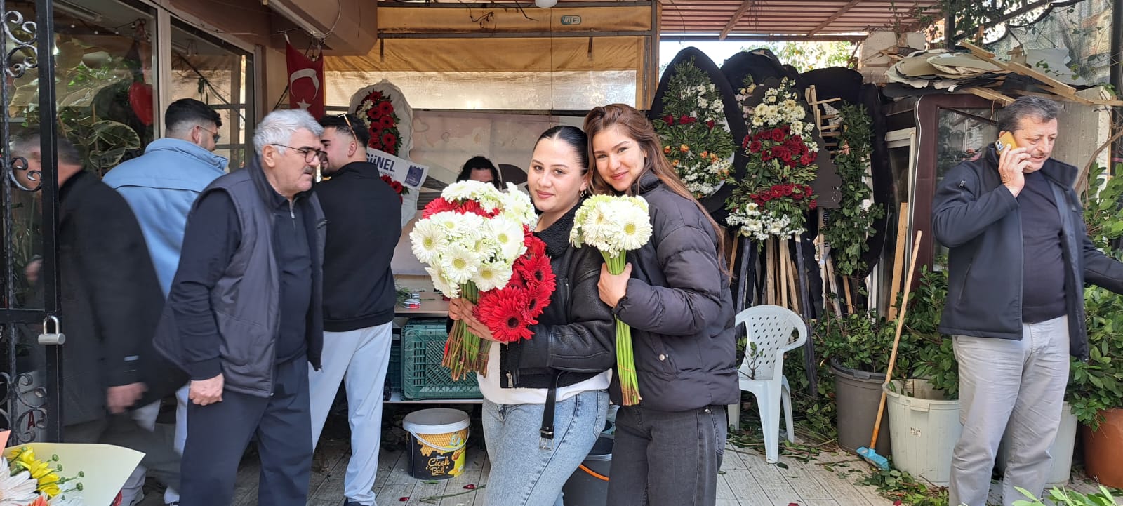 KUŞADASI’NDA “SEVGİLER GÜNÜ” COŞKUSU: SOKAKLAR DOLDU, ÇİÇEKÇİLERDE YOĞUNLUK YAŞANDI