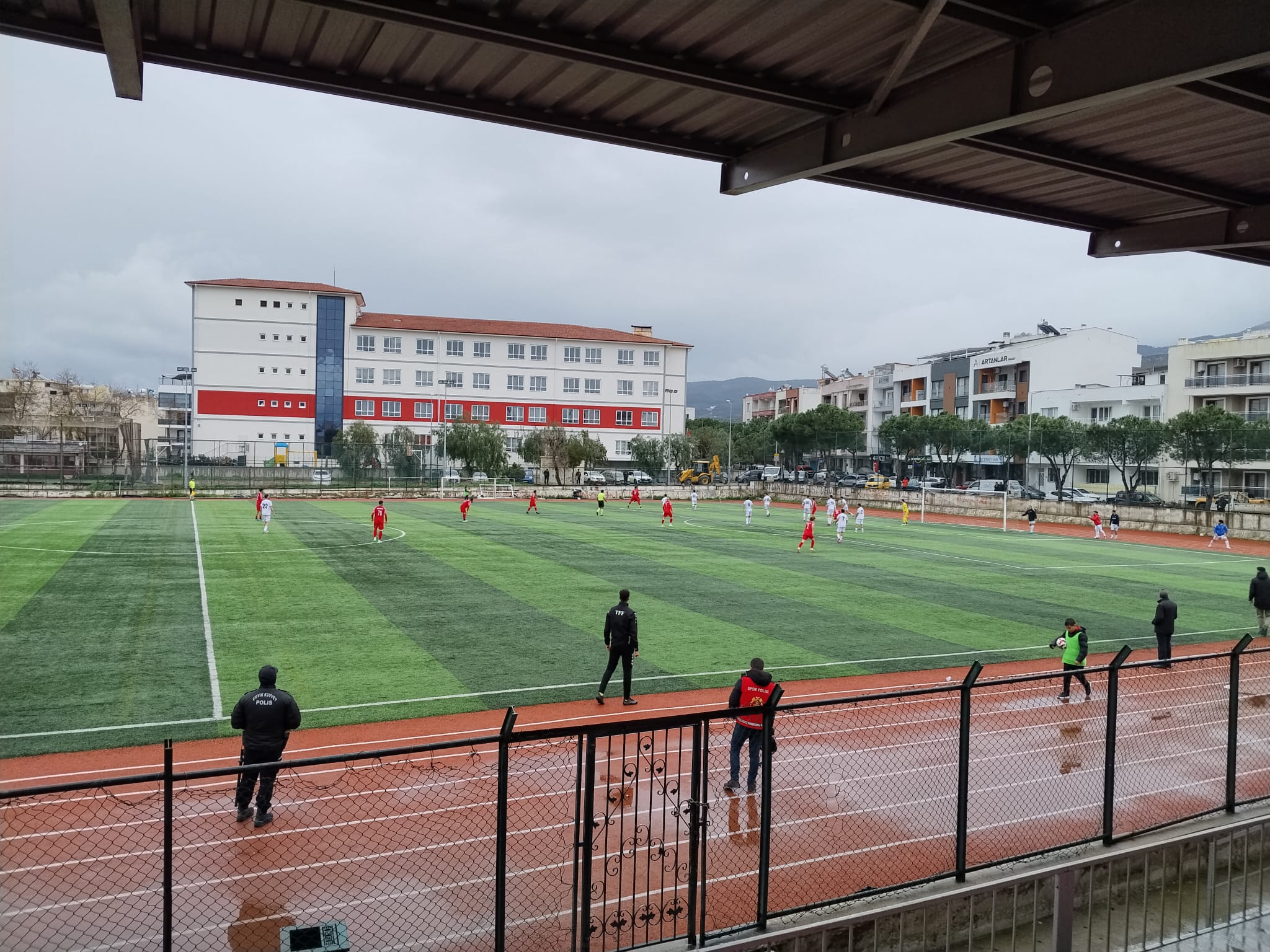 BAL’DA AĞIR HAFTA: KUŞADASI TAKIMLARI FARKLI YENİLGİLERLE SARSILDI