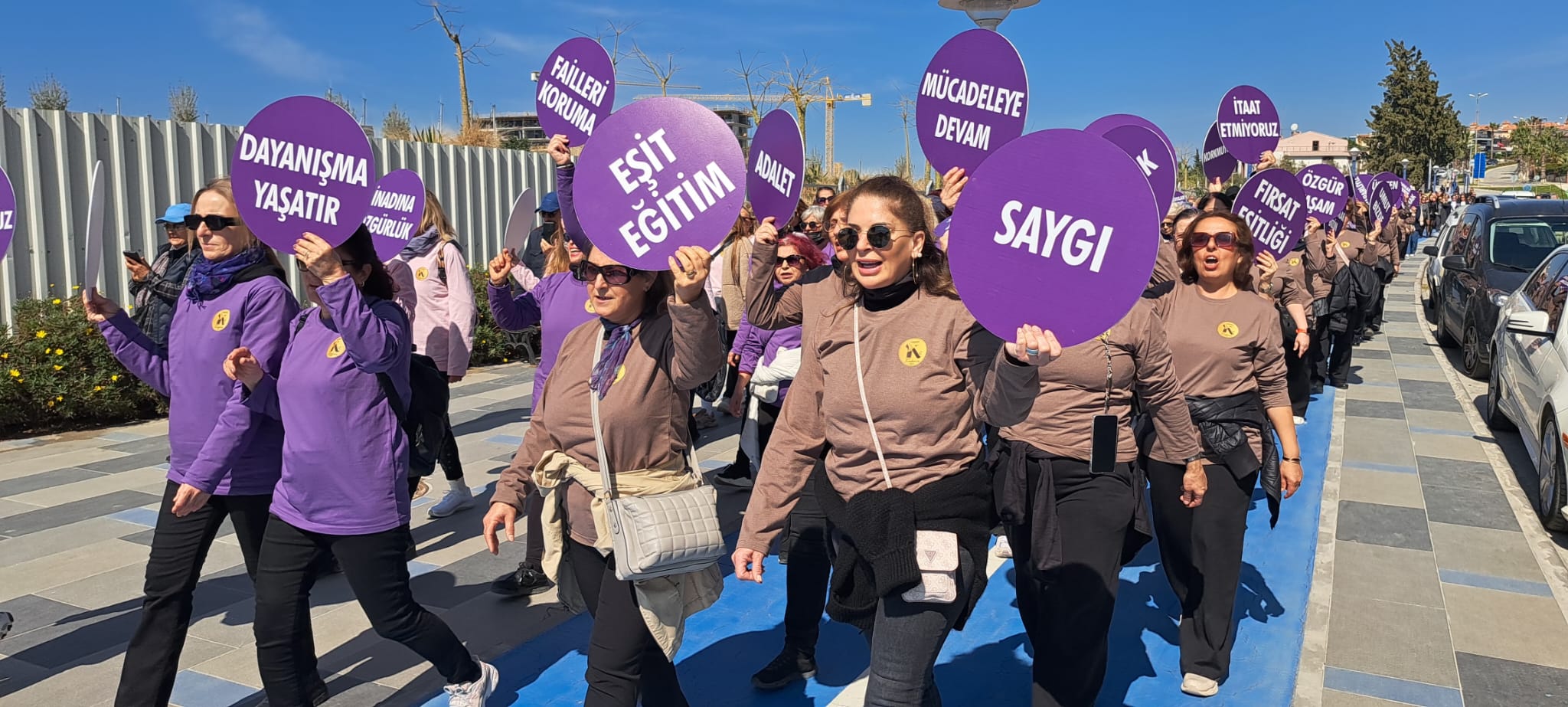 Kuşadası’nda Kadınlar 8 Mart’ta Omuz Omuza Yürüdü