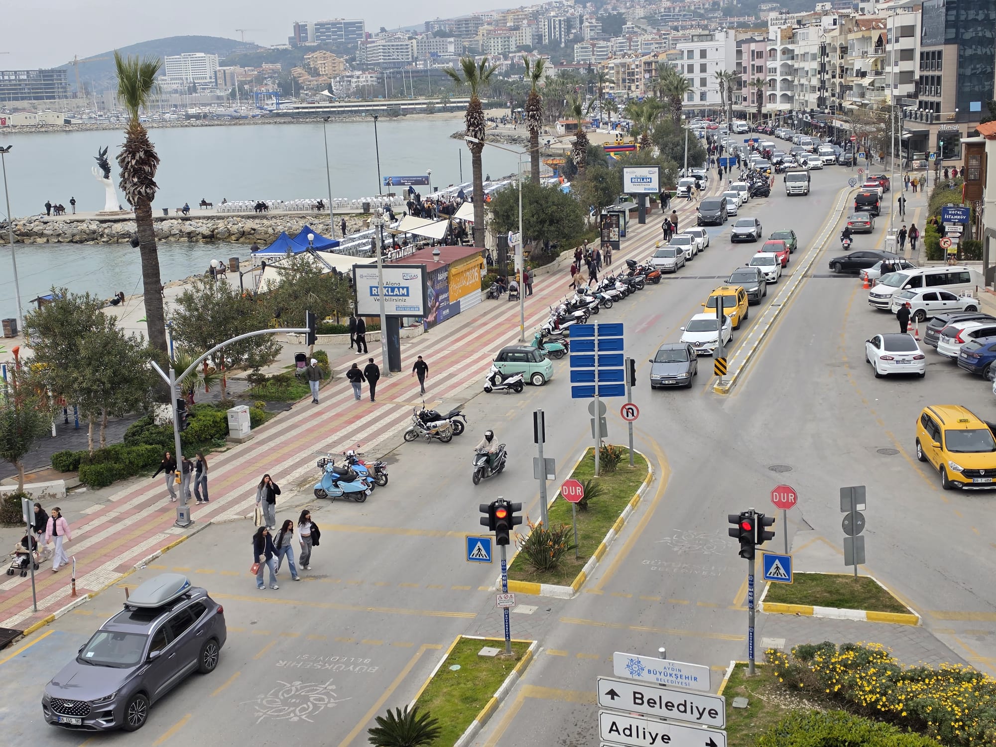 ​Kuşadası’nda Bayram Hareketliliği: Gündüz Sessizlik Akşam Yoğunluk Getirdi