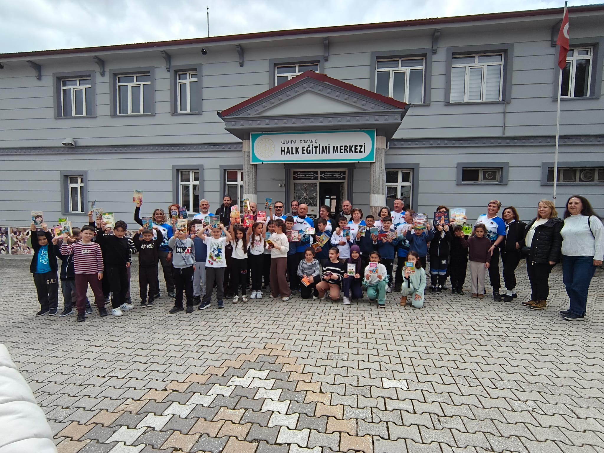 ​KUŞADASI’NDAN DOMANİÇ’E EĞİTİM KÖPRÜSÜ: AYYILDIZ’DAN GELECEĞE 450 UMUT IŞIĞI