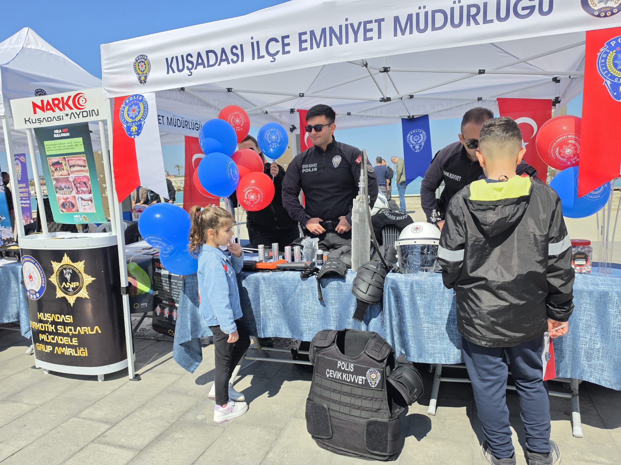 Kuşadası'nda Mavi Üniformalı Kahramanlara Sevgi Seli: 181. Yıl Coşkusu Başladı!