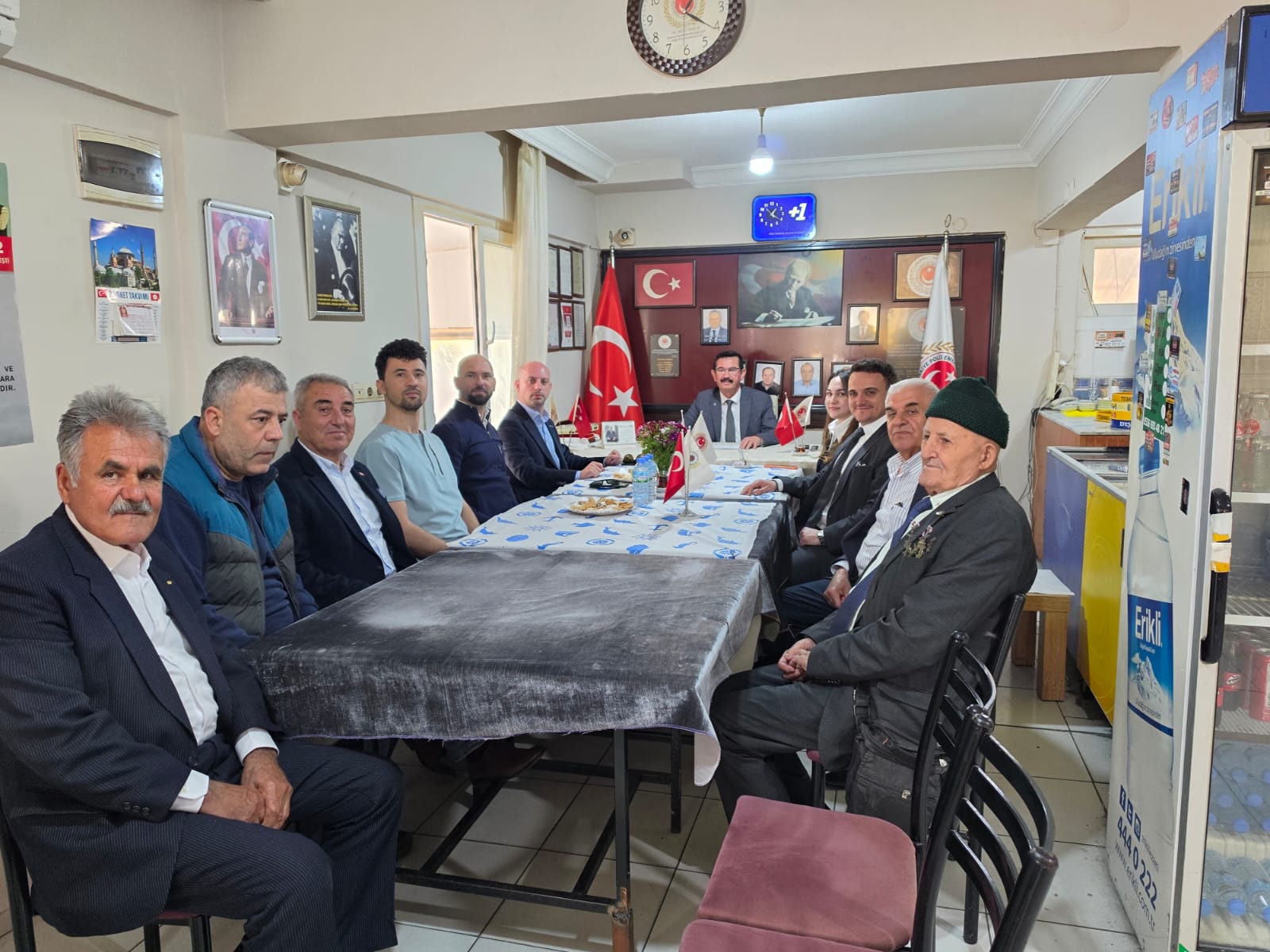 ​KUŞADASI’NDA VEFA VE GÜÇ BİRLİĞİ: GENÇ İŞ İNSANLARINDAN EMEKLİ POLİSLERE ONUR ZİYARETİ