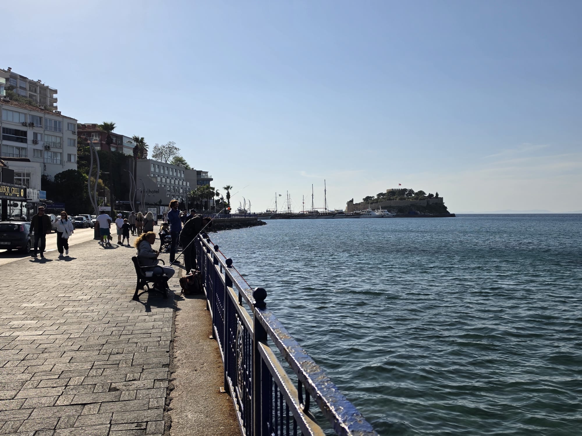 Sahil Bandı mı, Balıkçı Barınağı mı? Kuşadası Sahili ‘Oltaya’ Takıldı!