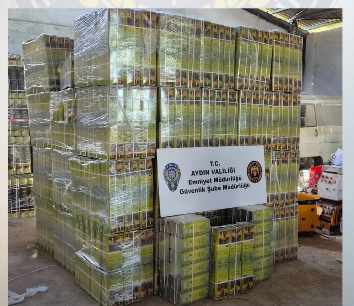 EFELER'DE SAHTE ZEYTİNYAĞI OPERASYONU: BİNLERCE TENEKE ELE GEÇİRİLDİ