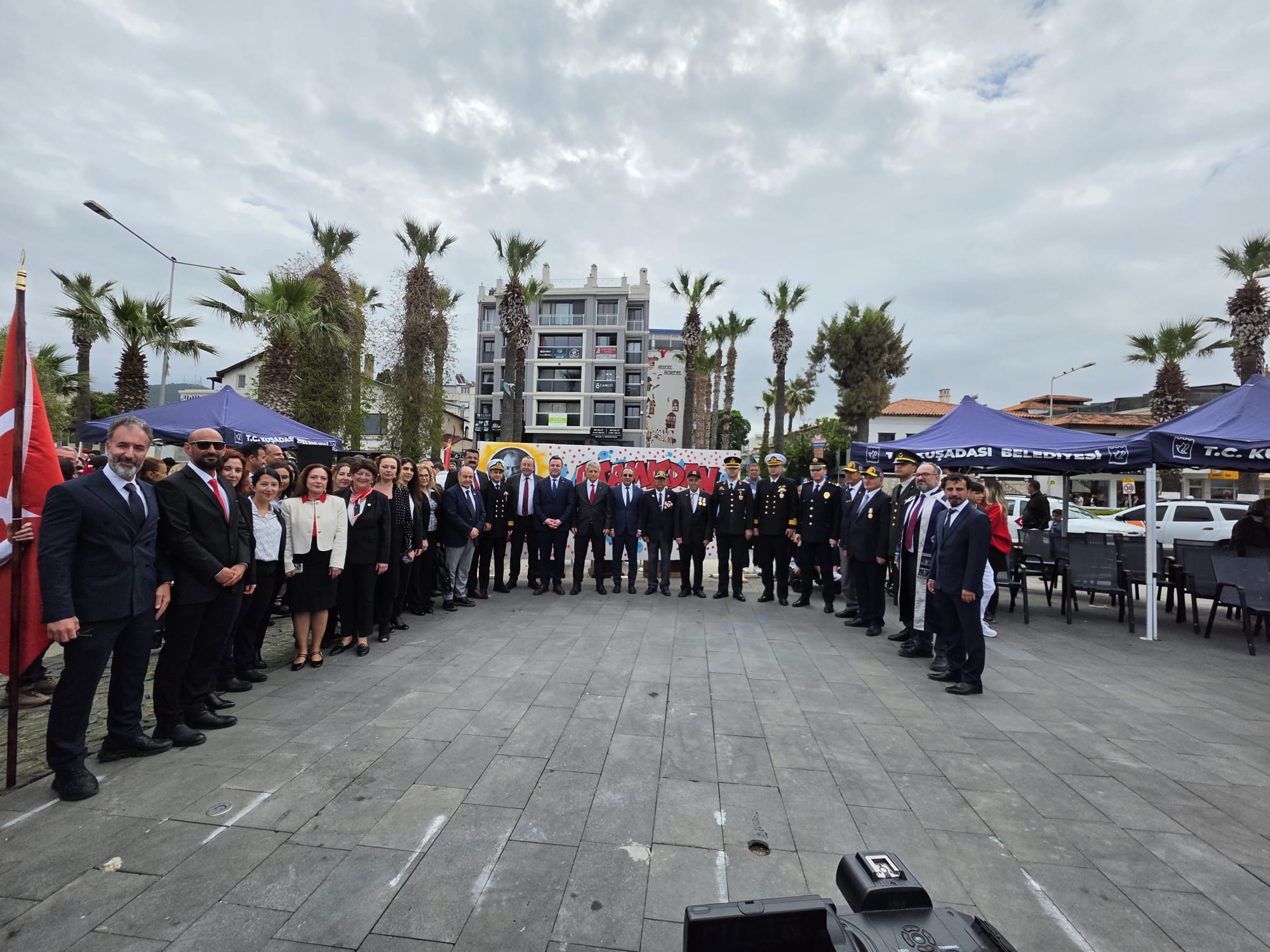 ​KUŞADASI’NDA 23 NİSAN DESTANI: AYLARIN EMEĞİ MEYDANA SIĞMADI, ALKIŞLAR DÜNYAYI ÇINLATTI!