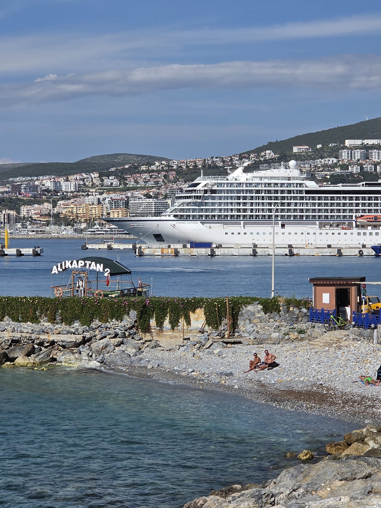 KUŞADASI’NDA DENİZDEN VE KARADAN TURİST AKINI: SOKAKLAR DOLDU TAŞTI!
