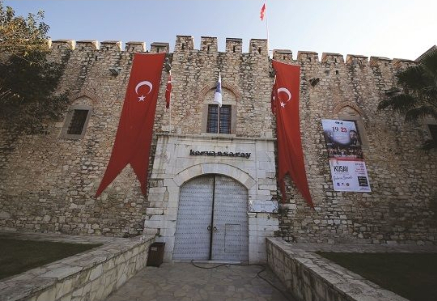 KUŞADASI’NDA TAHSİS KRİZİ: TARİHİ KERVANSARAY BELEDİYENİN ELİNDEN ALINDI