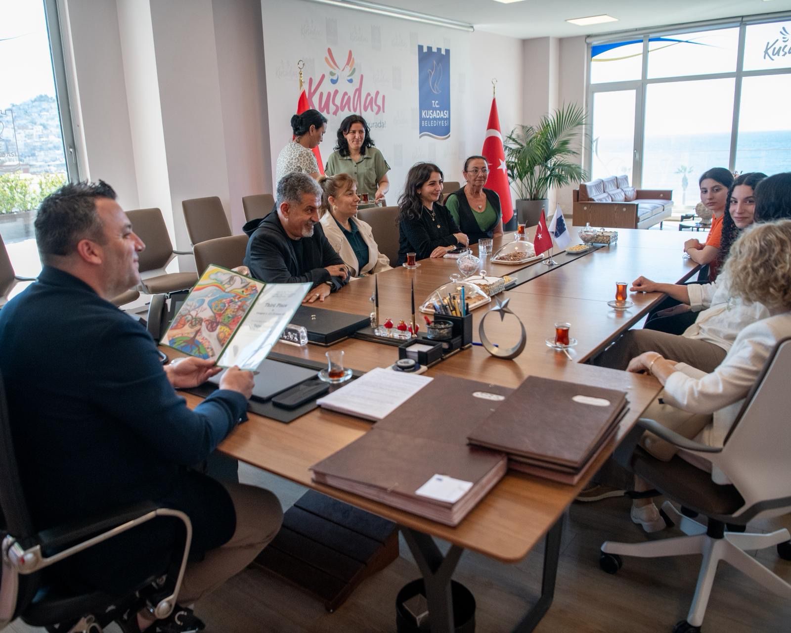 KUŞADASI’NIN GURUR TABLOSU: DÜNYA VE AYDIN DERECELERİ BAŞKANLIK MAKAMINDA ÖDÜLLENDİRİLDİ