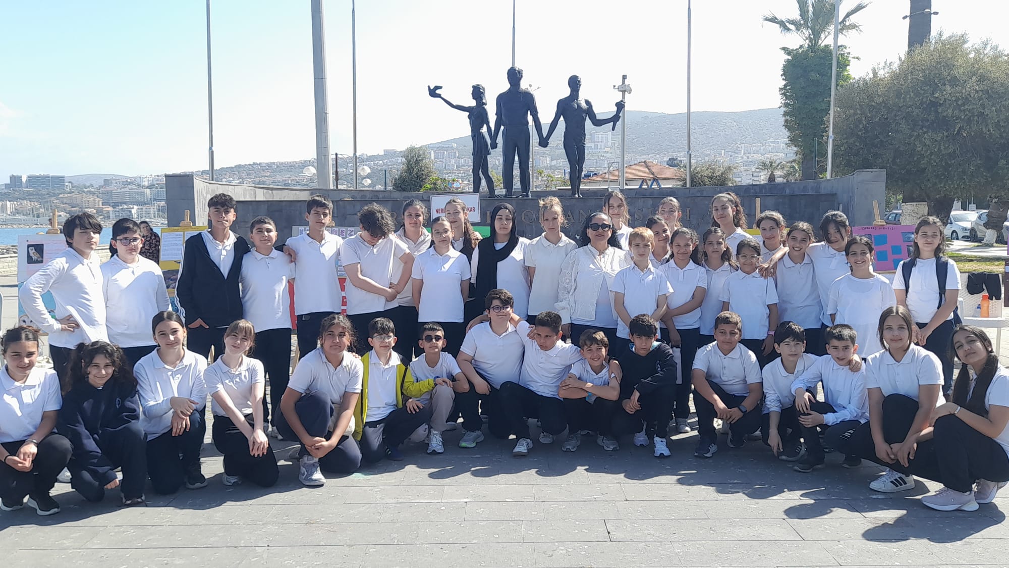 ​KUŞADASI’NIN KANATLARI ATATÜRK ANITI’NDA ŞOV YAPTI: MİNİKLERİN HEYECANI GÖZLERİNDEN OKUNDU!