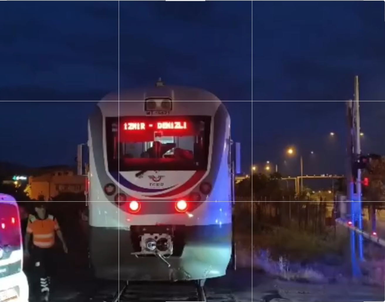 Nazilli'de Tren Kazası: Raylarda Kalan Otomobile Yolcu Treni Çarptı!