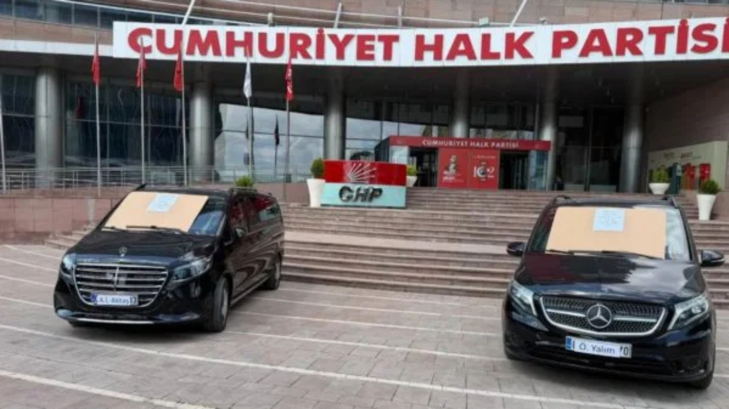 CHP Genel Merkezi’nde İki Lüks Minibüs Satışa Çıkarıldı