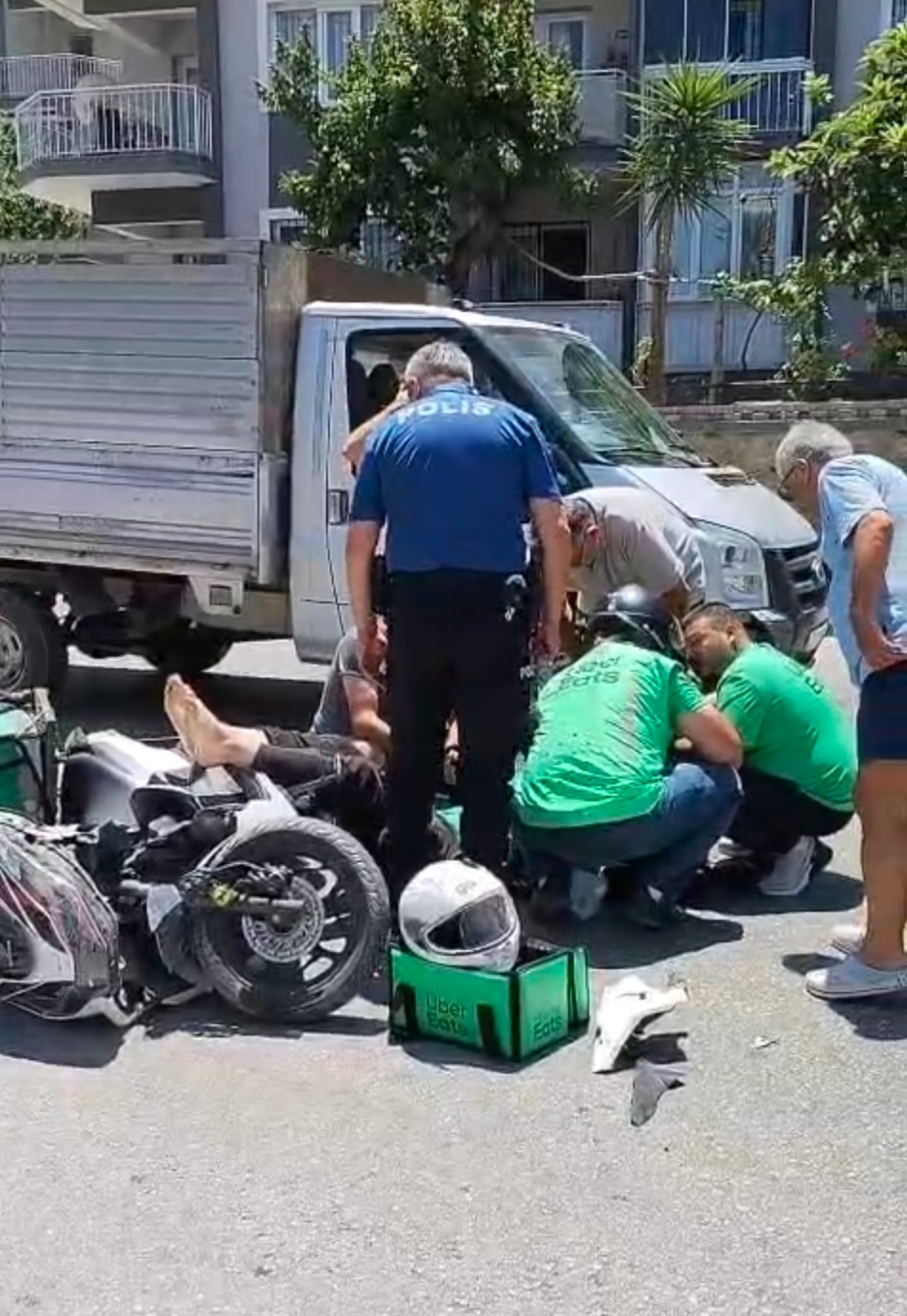 KUŞADASI'NDA KAVŞAKTA CAN PAZARI: MOTOKURYE YOLA SAVRULDU