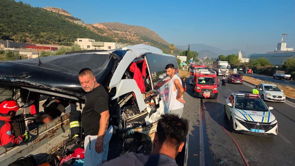 Söke Milas yolunda feci kaza: 2 ölü 3'ü ağır 18 yaralı