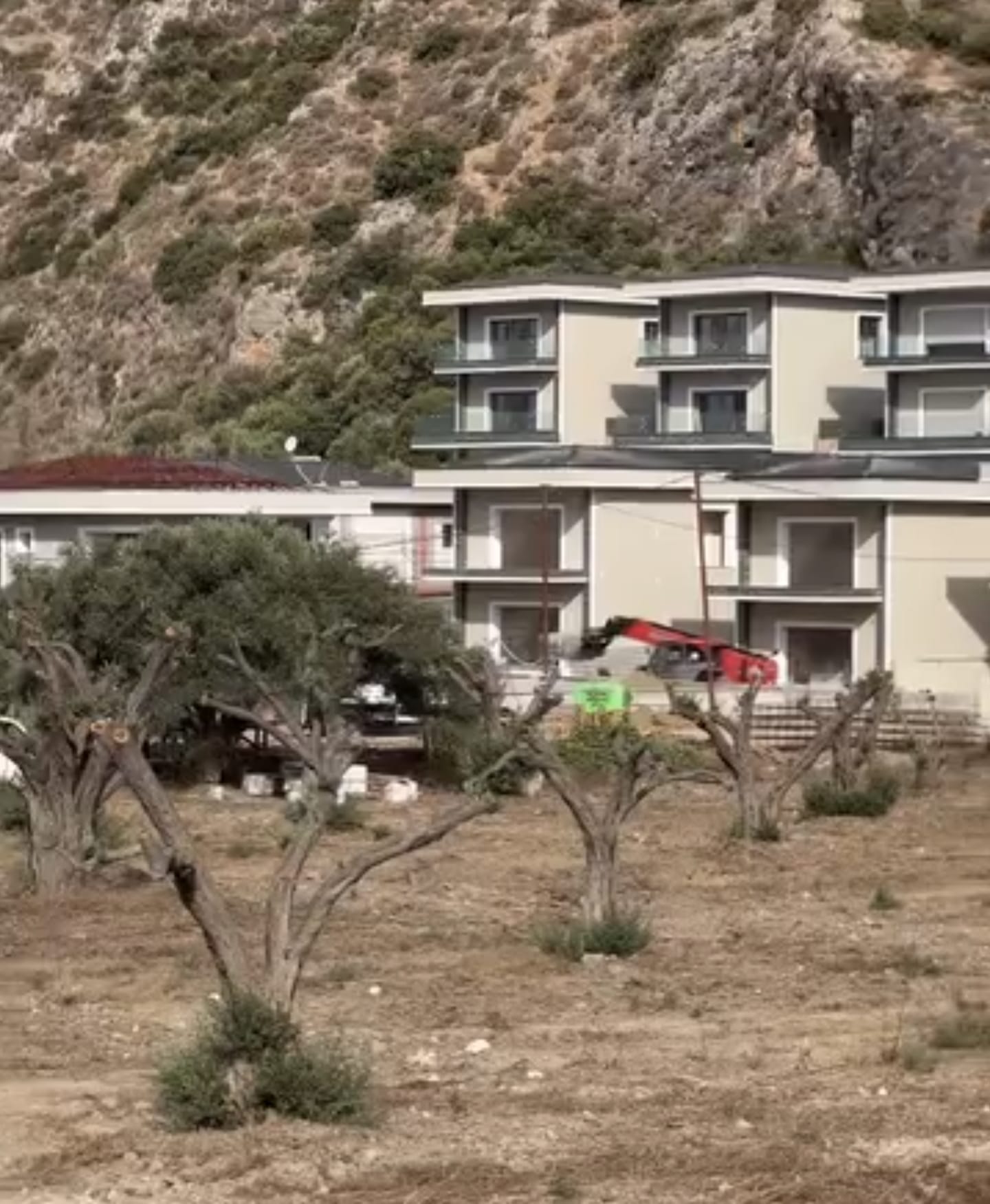 KUŞADASI'NDA KURALLAR DELİNİYOR MU? İNŞAAT YASAKLARI HİÇE SAYILIYOR İDDİASI!