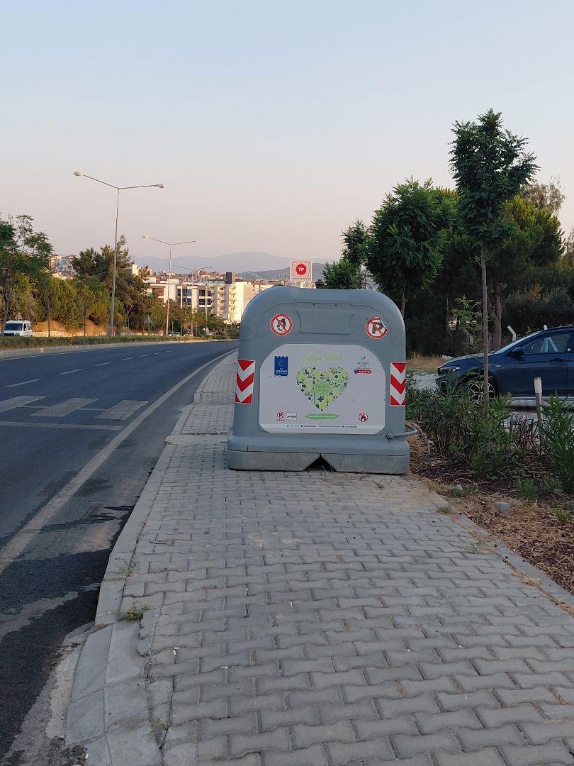 KUŞADASI'NDA BİTMEYEN EKSİKLİK: ÇÖP KONTEYNERİ YOLU KAPATTI, YAYALAR ASFALTA İNDİ