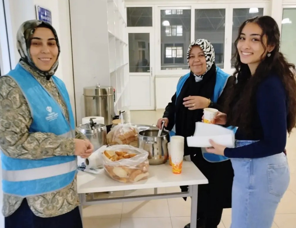 Söke’de Sınav Haftasına Anlamlı Dokunuş      Müftülükten Kütüphanede Öğrencilere Sıcak Çorba