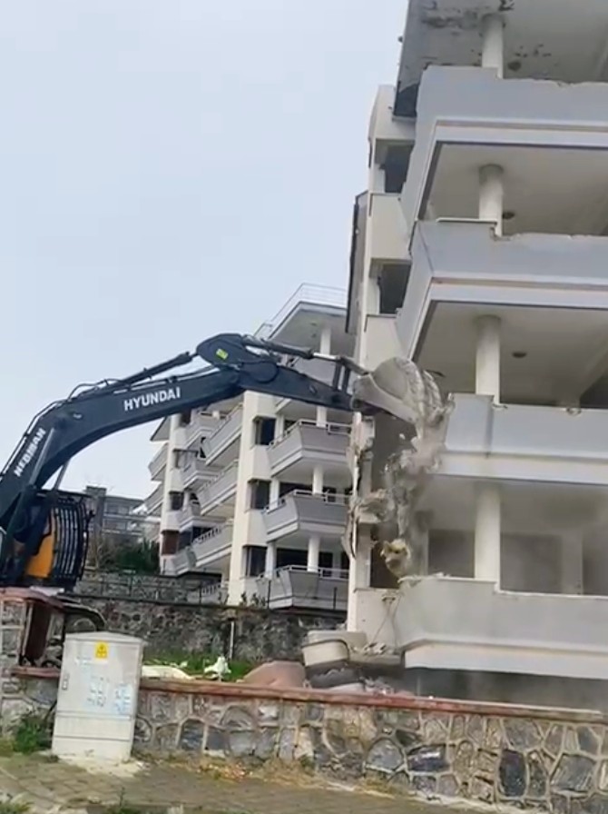 Pera Konakları’nda Yıkım Başladı: Megafonlu Uyarı, Çelişkili Tarihler ve “Can Güvenliği Sağlanmadı” İddiası