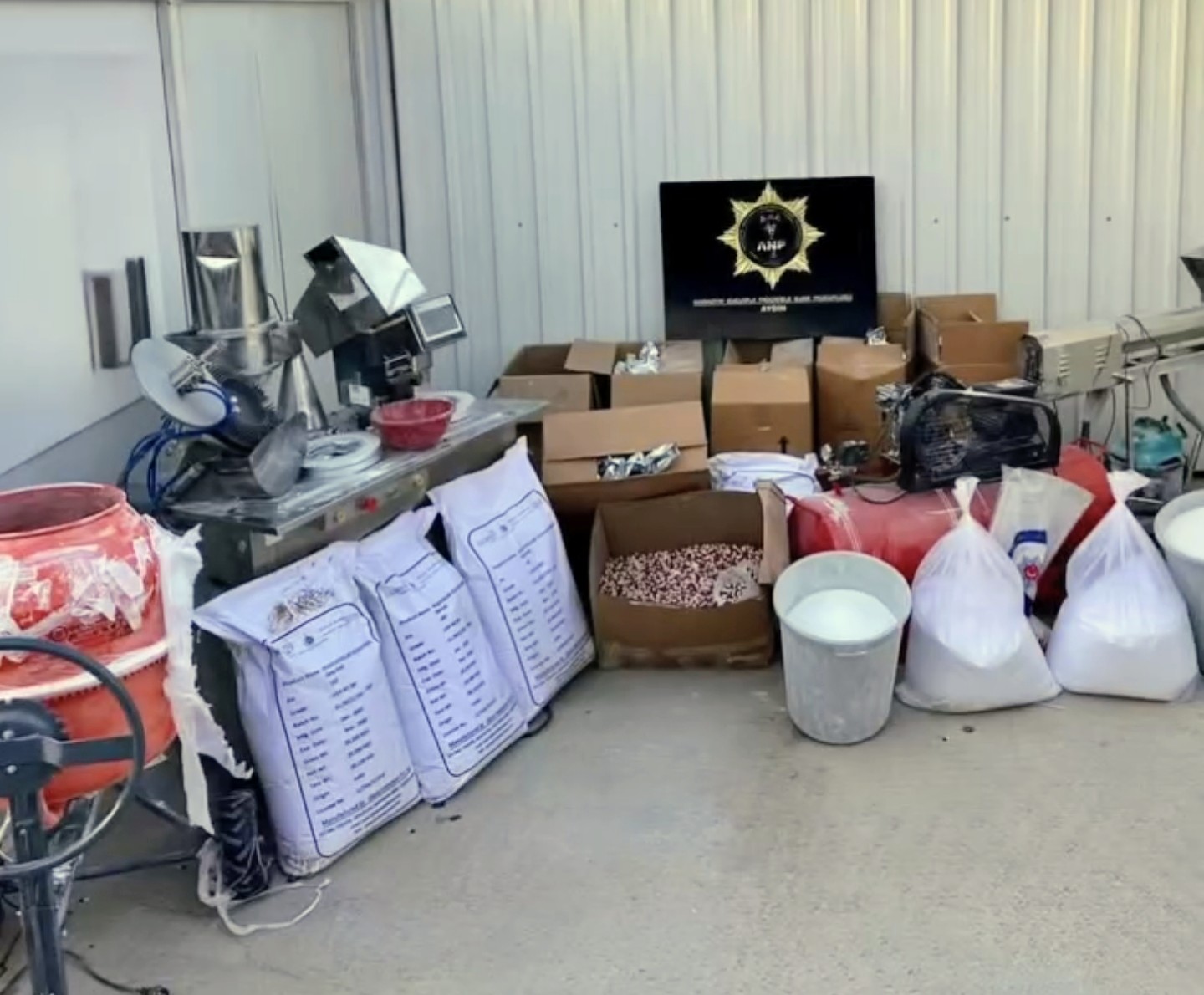 ​AYDIN EMNİYETİNDEN ZEHİR TACİRLERİNE AĞIR DARBE: DEV OPERASYONUN AYRINTILARI