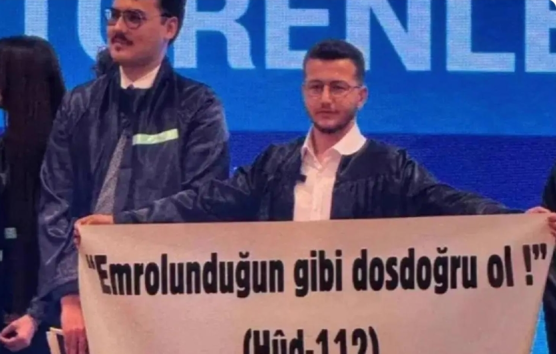 Yeditepe Mezuniyetindeki Ayetli Pankartıyla Tanınan Mustafa Malo Tutuklandı