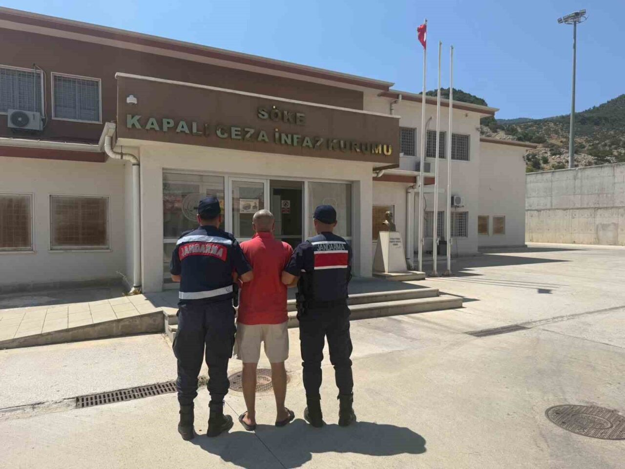 10 yılla aranıyordu, Kuşadası jandarmasından kaçamadı