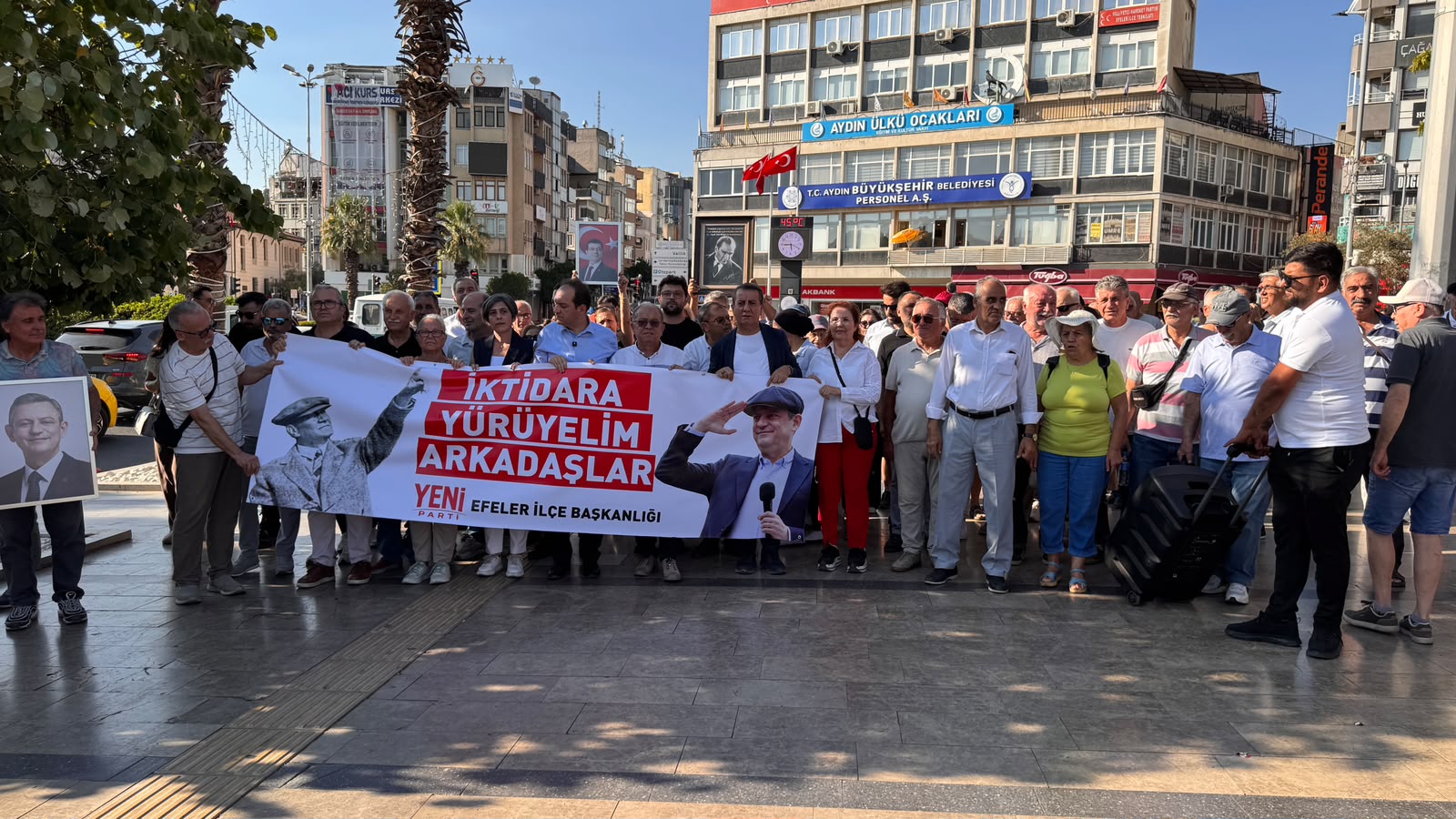 CHP Efeler'de toplu istifa: 'Yeni' binalarına yürüdüler