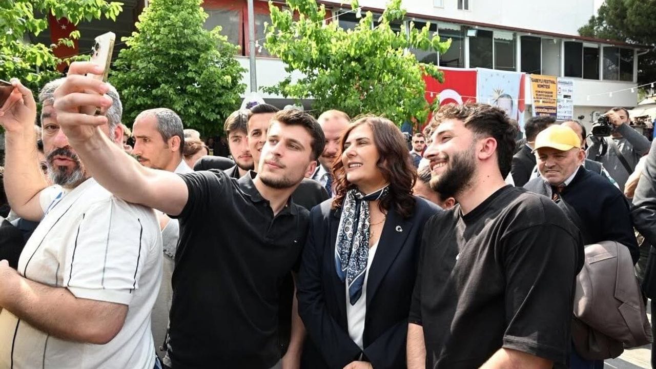 Özlem Çerçioğlu Gençlerin En Beğendiği Başkanlar Listesinde İlk 5'te