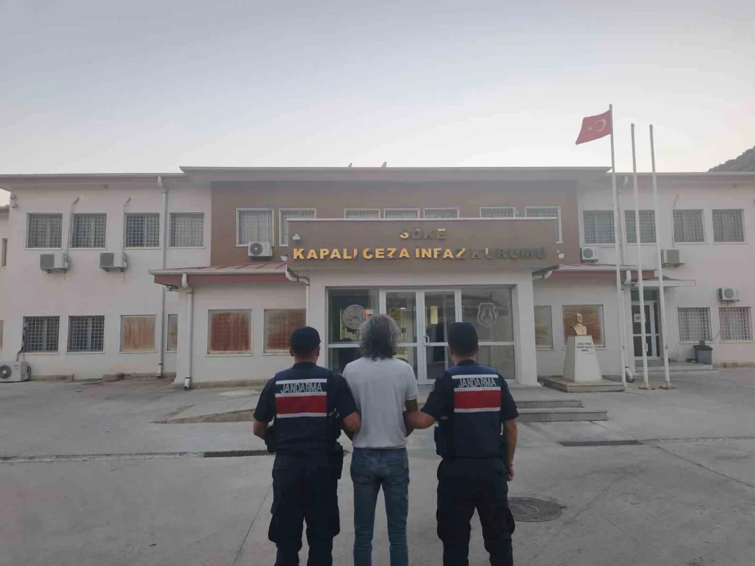 Kuşadası'nda zehir tacirlerine af yok: 3 şüpheli yakalandı