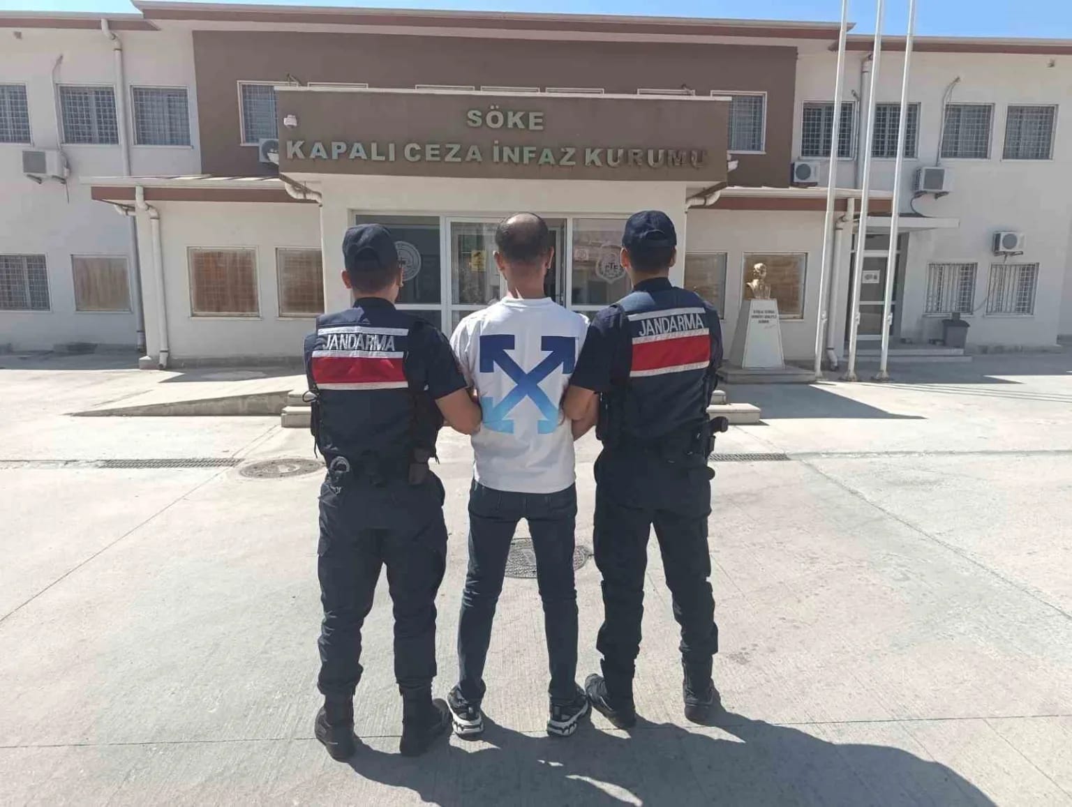 Kuşadası jandarması affetmedi: 11 yılla aranıyordu