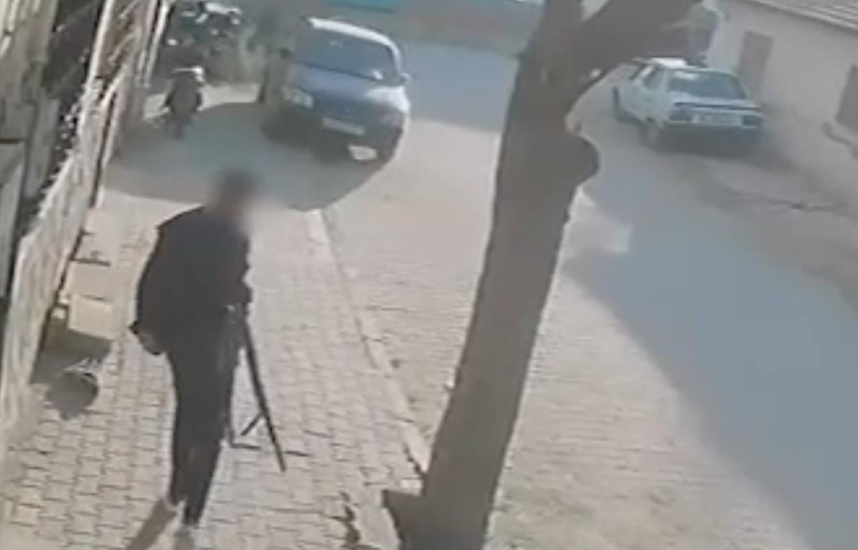 Manisa'da silahlı saldırganın geliş anı kamerada!