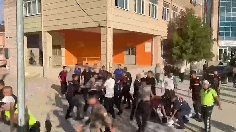 Manisa'da lise önünde silahlı saldırı! Veliler ve kolluk kuvvetleri arasında arbede yaşandı