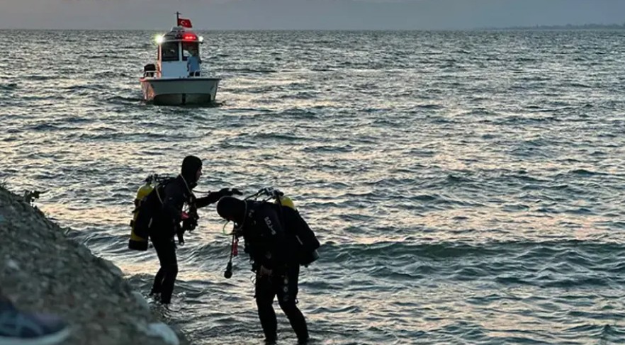SAMOS DÖNÜŞÜ YATTAN DENİZE DÜŞEN MÜTEAHHİT RIZA MUSLU'NUN CANSIZ BEDENİ DAVUTLAR SAHİLİNDE BULUNDU