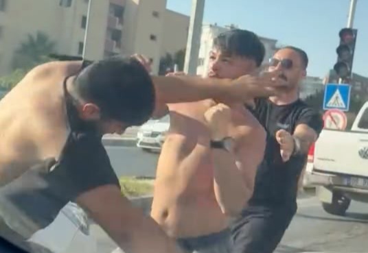 Kuşadası'nda trafikte kavga eden 2 şahıs gözaltında!