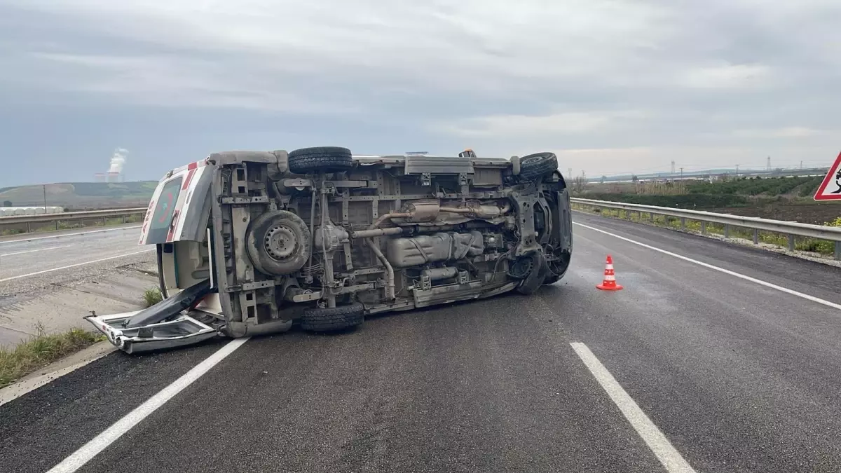 Ambulans Devrildi: 3 Sağlık Çalışanı Yaralandı