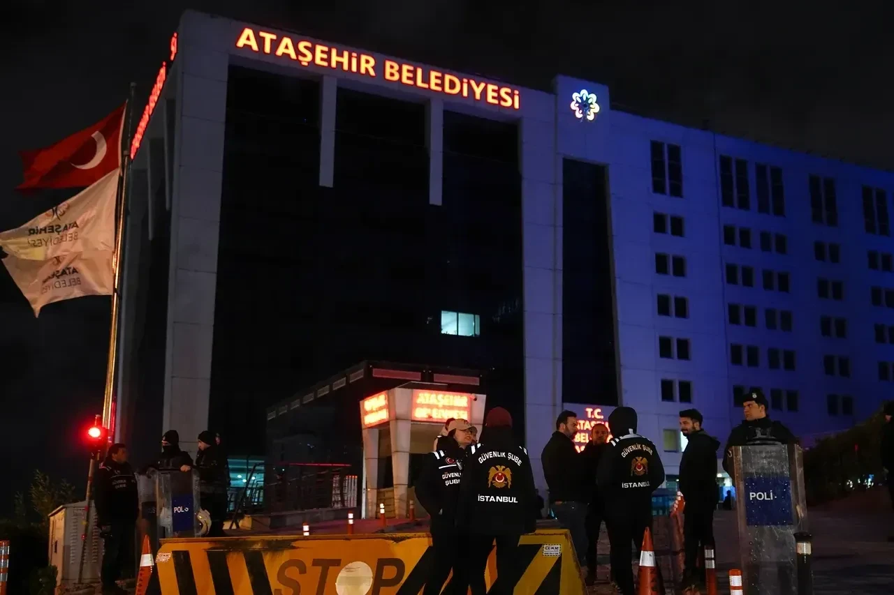 Ataşehir Belediyesi'nde Yolsuzluk Operasyonu: Onursal Adıgüzel ve 19 Kişi Tutuklandı