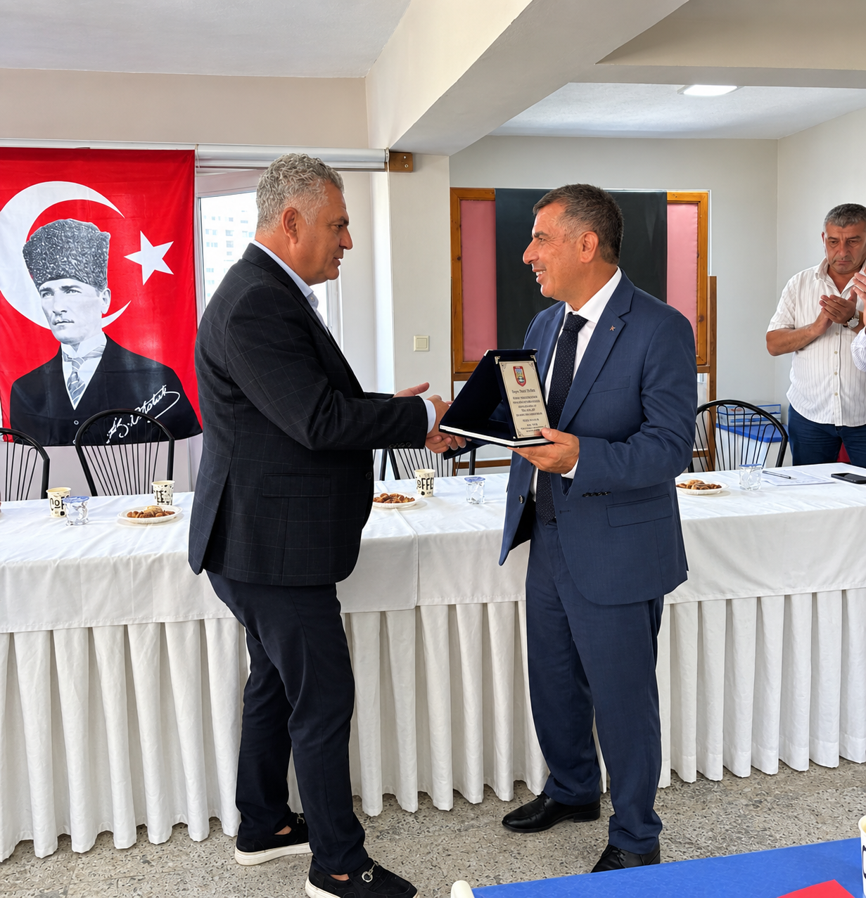 KUŞADASI’NDA “YILIN ŞOFÖRÜ” HAYRİ DURAN’A AHİLİK ÖDÜLÜ