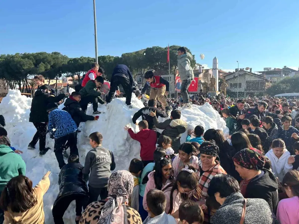 Germencik Belediyesi'nden karnelerini alan çocuklara 