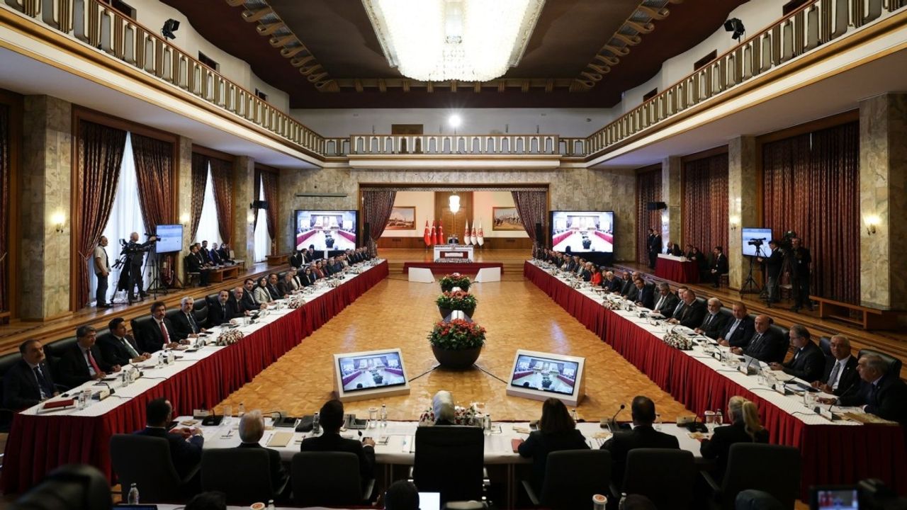 KOMİSYONUN İMRALI KARARI SİYASETİ HAREKETLENDİRDİ: PARTİLERDEN NET AÇIKLAMALAR