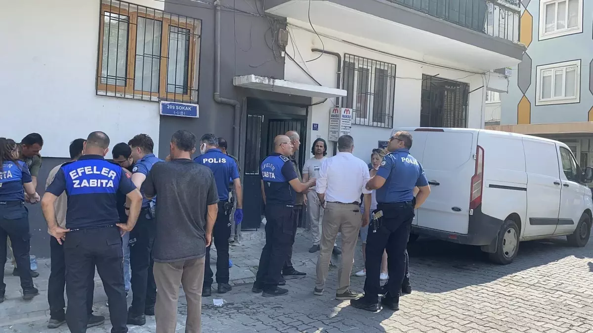 Kötü Koku Veren Evden 4 Kamyon Çöp Çıktı