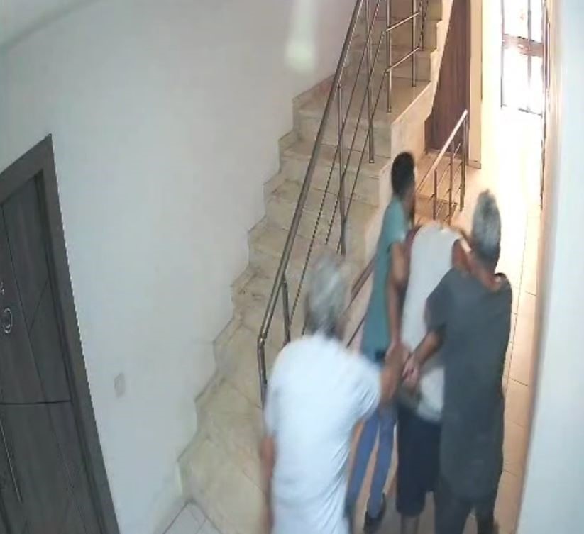 Kuşadası’nda 55 yıl hapis cezası bulunan dolandırıcı kıskıvrak yakalandı