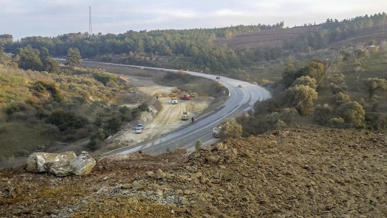 SELÇUK-ORTAKLAR YOLUNDA PATLATMALI ÇALIŞMA: TRAFİK 4,5 SAAT DURACAK