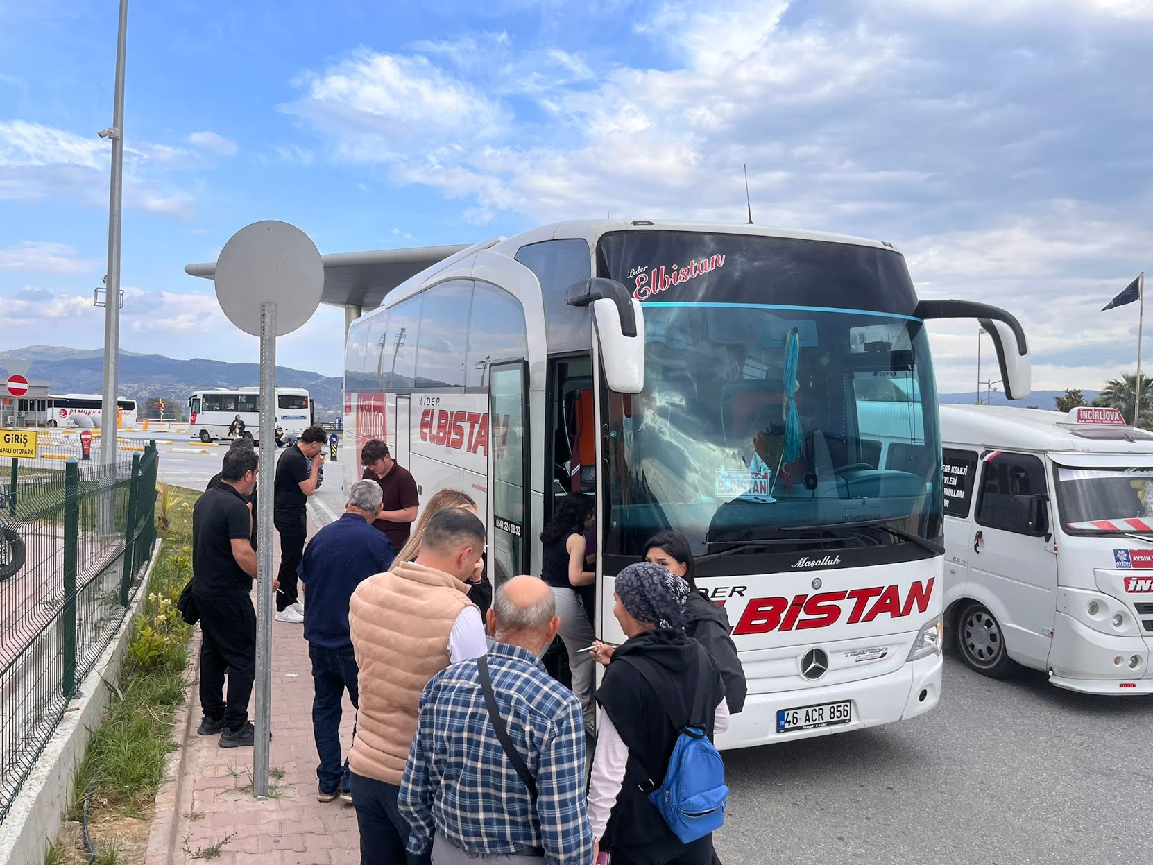 AYDIN’DA FİLM GİBİ FİRAR: POLİSİ GÖRÜNCE OTOBÜSÜ VE YOLCULARI BIRAKIP KAÇTI!