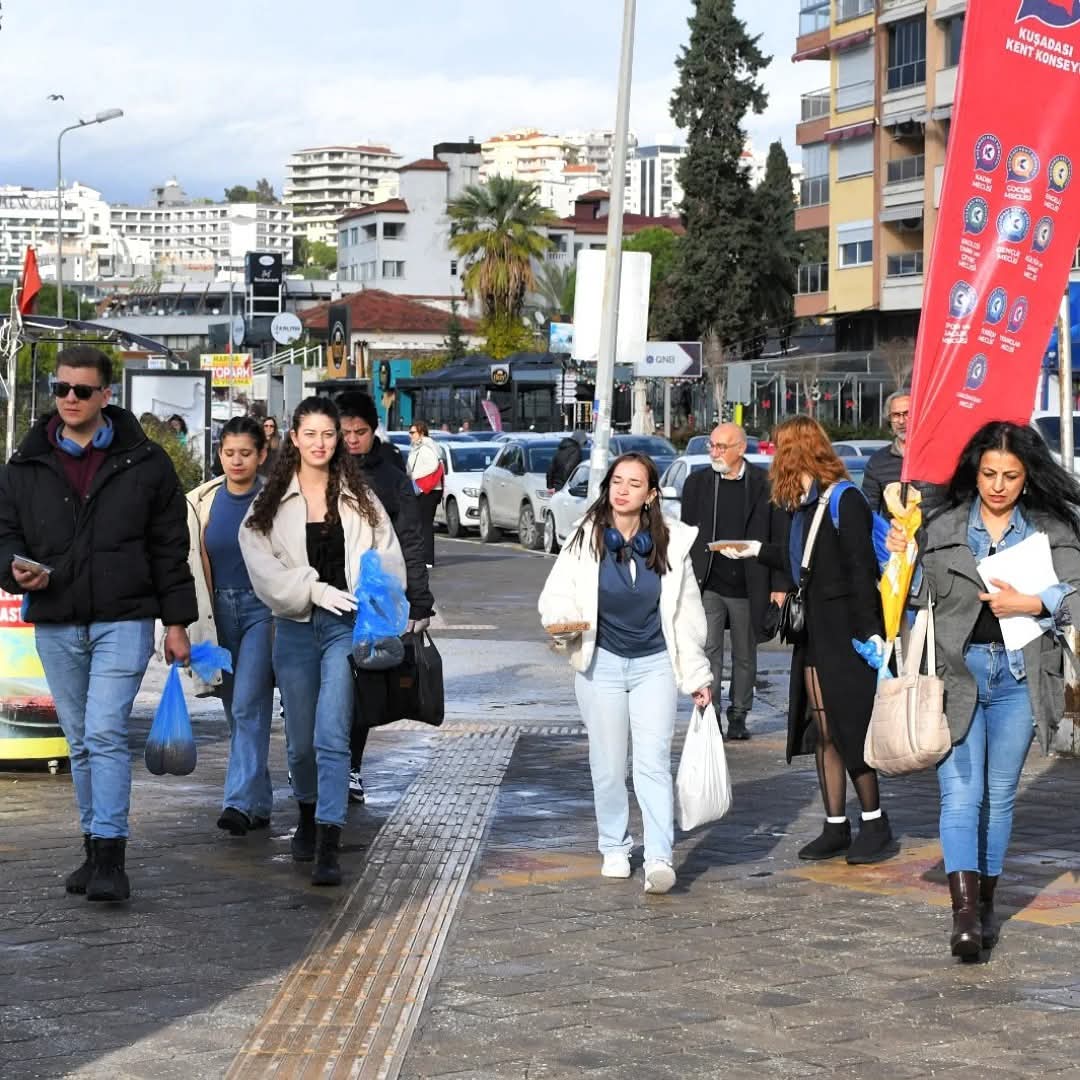 Sokak Hayvanlarına Sevgi Y&uuml;r&uuml;y&uuml;ş&uuml;